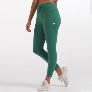 Women’s Vuori Daily Leggings in Cactus size small excellent condition